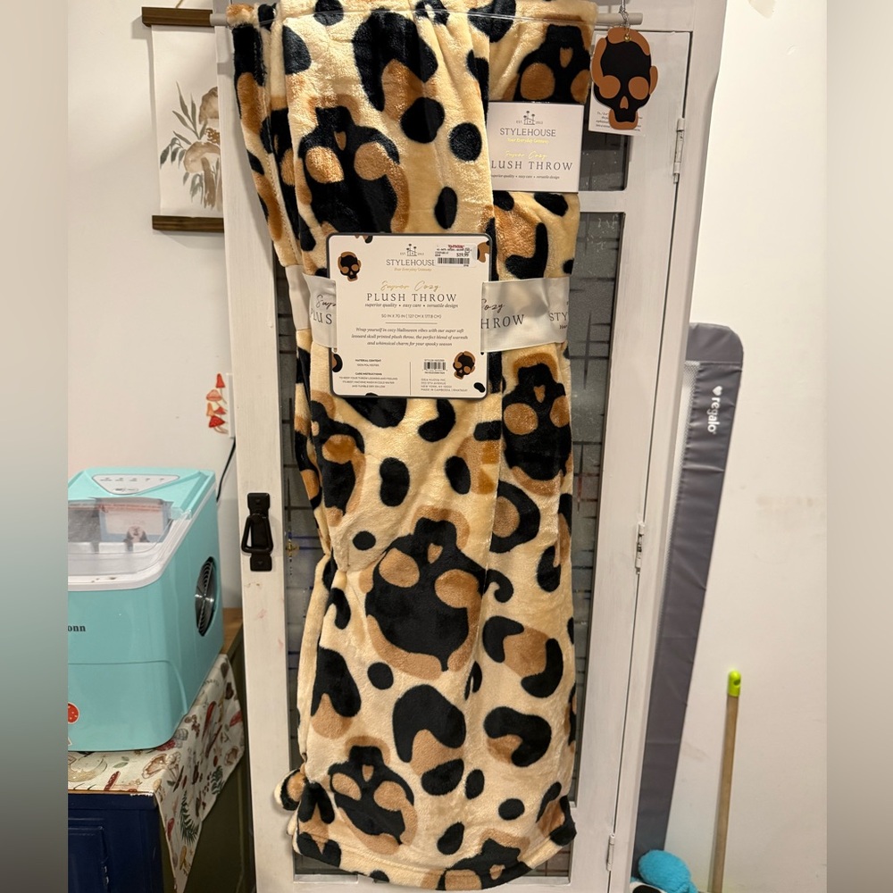 Stylehouse Leopard Skull Print Throw Blanket
